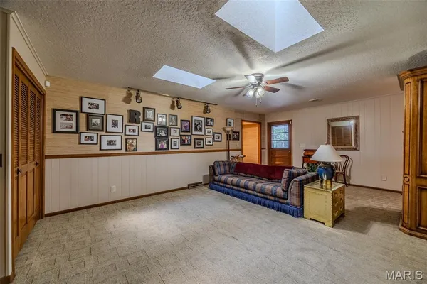 $850,000 | 21355 County Road 5-406, Lebanon, MO 65536