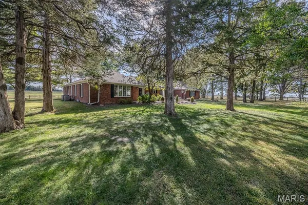 $850,000 | 21355 County Road 5-406, Lebanon, MO 65536