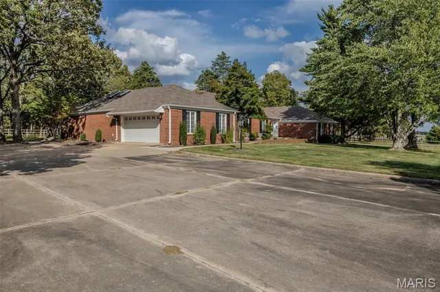 $850,000 | 21355 County Road 5-406, Lebanon, MO 65536