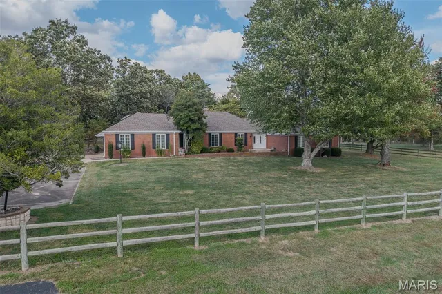 $850,000 | 21355 County Road 5-406, Lebanon, MO 65536