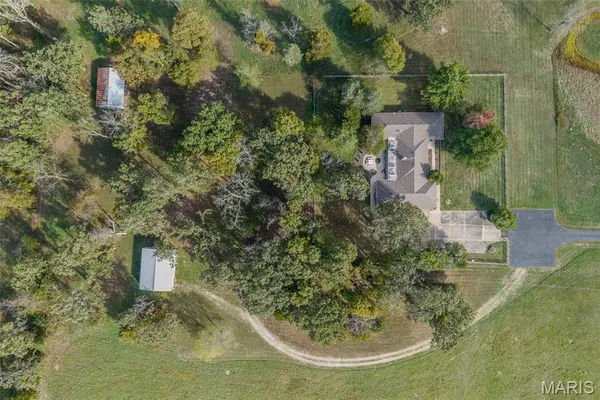 $850,000 | 21355 County Road 5-406, Lebanon, MO 65536