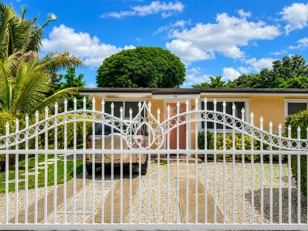 $1,100 | 911 Opa-Locka Boulevard, Miami, FL 33168