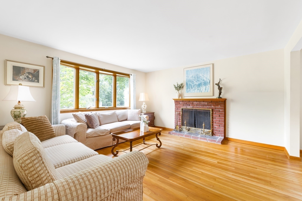 31 Robert Road Holliston, MA 01746 - Photo 4 of 28 Gallery Image 4