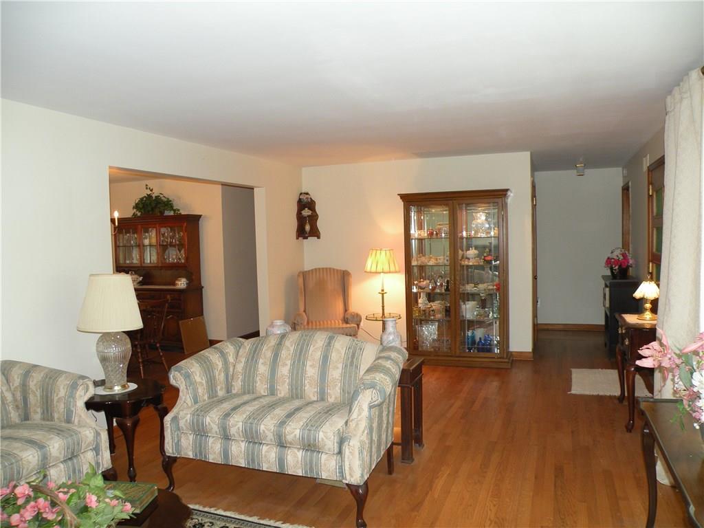346 Goldsmith Road Pittsburgh, PA 15237 - Photo 4 of 14 Living Room