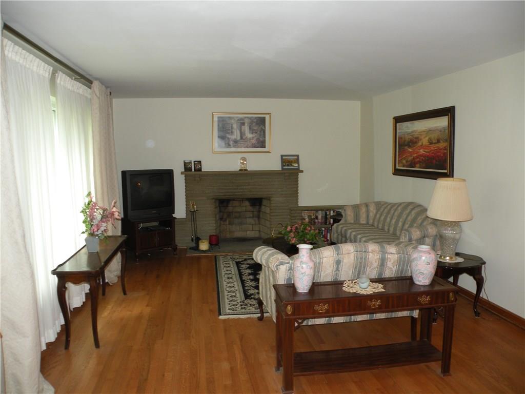 346 Goldsmith Road Pittsburgh, PA 15237 - Photo 5 of 14 Living Room