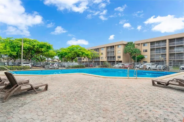 $2,300 | 17000 Northwest 67th Avenue, Unit 123, Hialeah, FL 33015