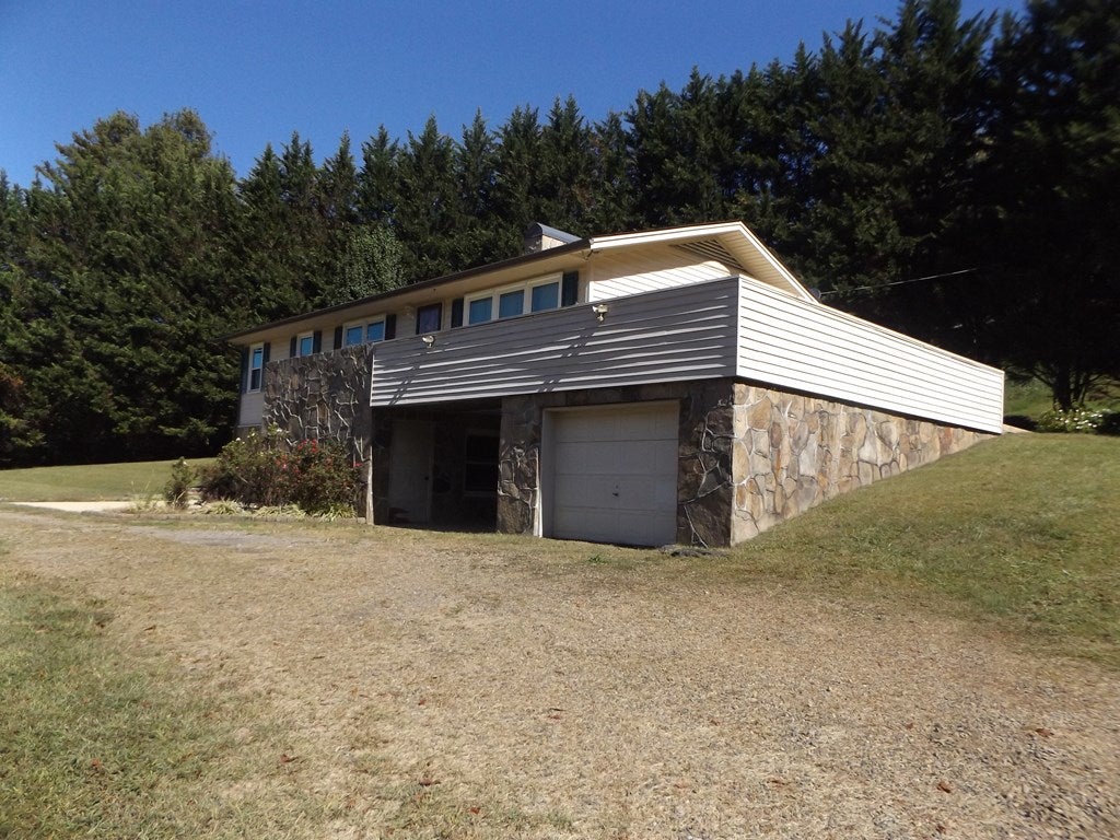 803 Hidden Valley Road Hillsville, VA 24343 - Photo 19 of 31 Gallery Image 19