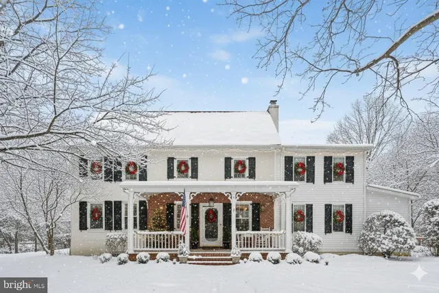 a view of an entryway in front of house