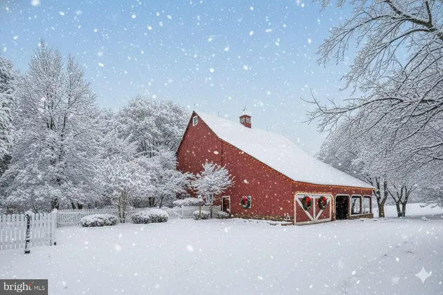 a view of an entryway in front of house