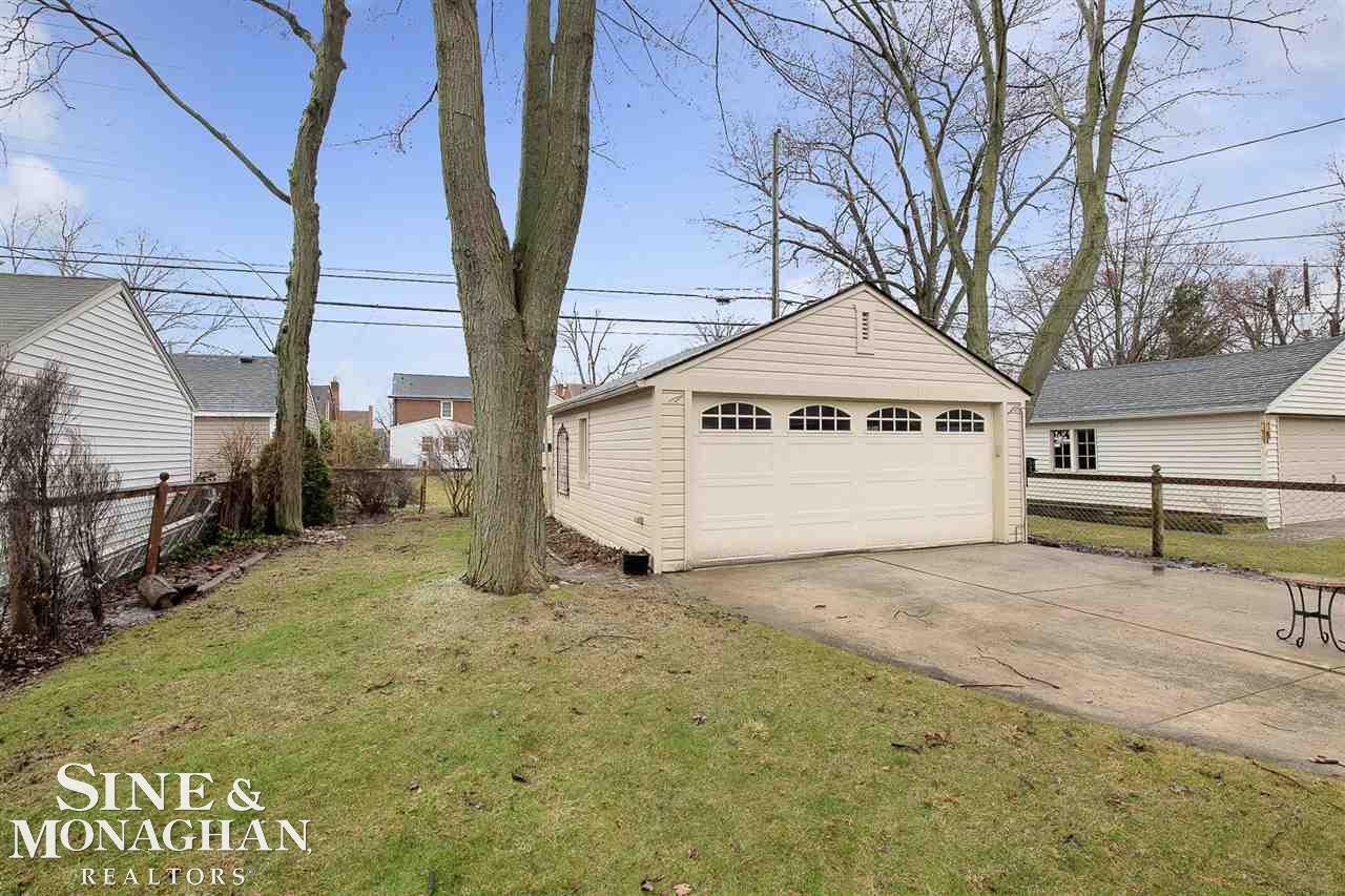 1301 Roslyn Road Grosse Pointe, MI 48236 - Photo 29 of 33 50069517-28.JPG