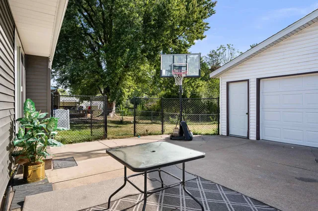 $218,000 | 1209 Meadow Ln Drive, Bettendorf, IA 52722