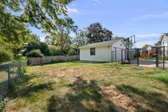 $218,000 | 1209 Meadow Ln Drive, Bettendorf, IA 52722