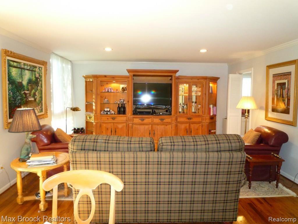 4043 West Maple Road, Unit 101 Bloomfield Hills, MI 48301 - Photo 6 of 34 P1080501.jpg