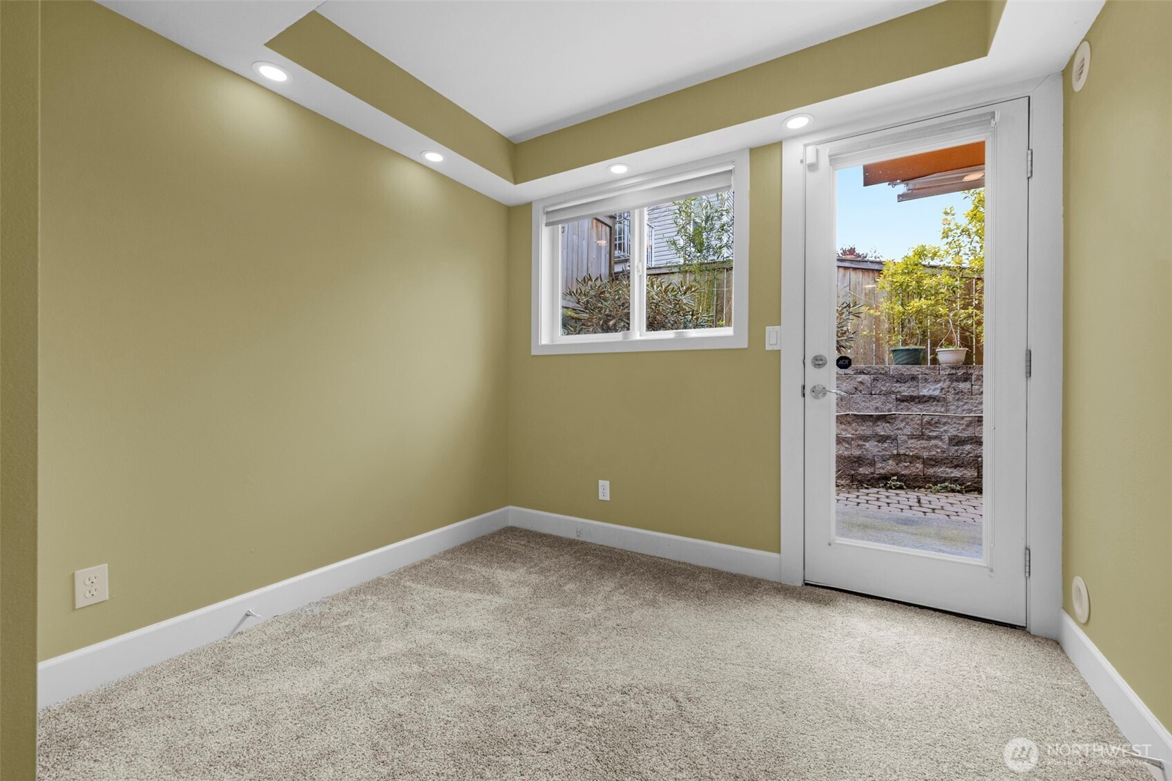 2118 West Ruffner Street Seattle, WA 98199 - Photo 23 of 37 an empty room with windows