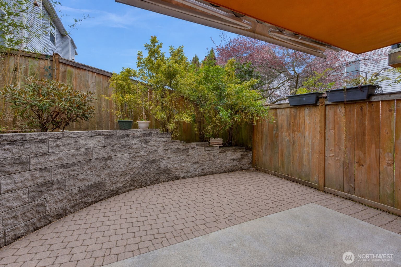 2118 West Ruffner Street Seattle, WA 98199 - Photo 26 of 37 a backyard of a house