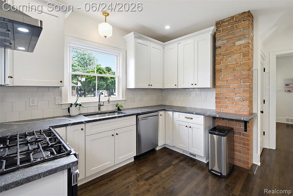 2476 Beals Street Detroit, MI 48214 - Photo 10 of 46