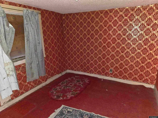 $32,900 | 220 East Center Street, Rawlins, WY 82301