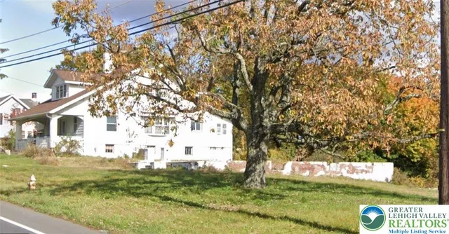 a view of back yard of the house