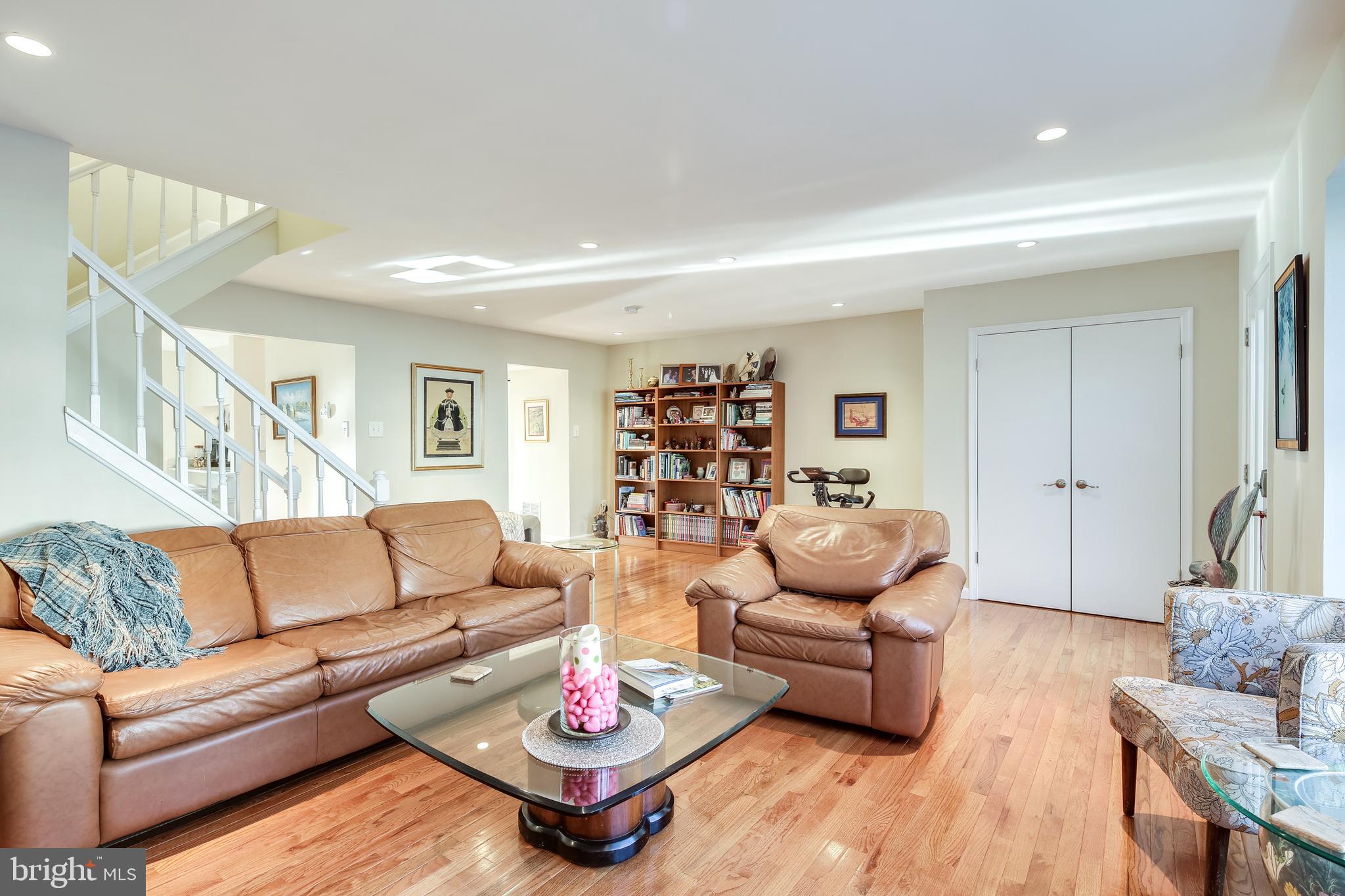 8 Ashmont Court Silver Spring, MD 20906 - Photo 5 of 37 Living Room