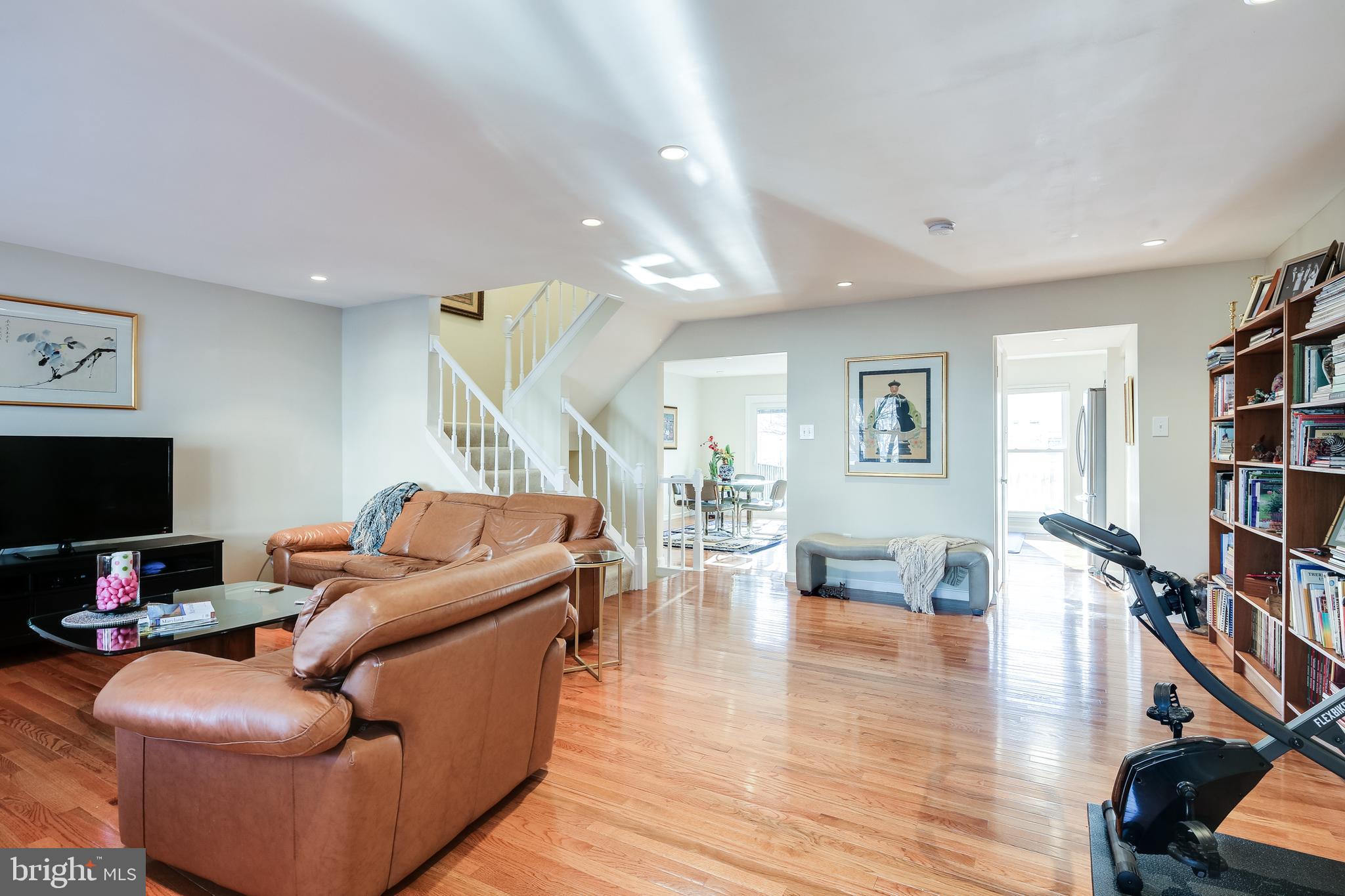 8 Ashmont Court Silver Spring, MD 20906 - Photo 6 of 37 Living Room