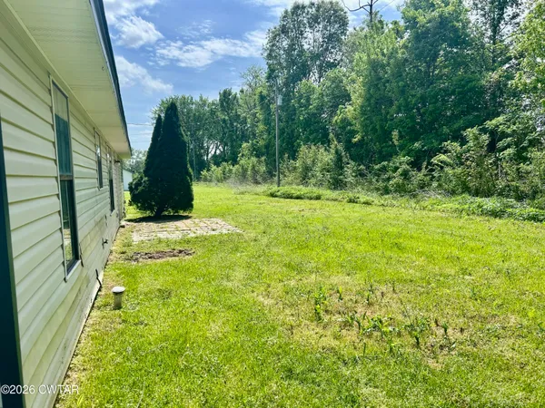a view of yard with green space