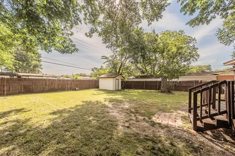 a view of a backyard