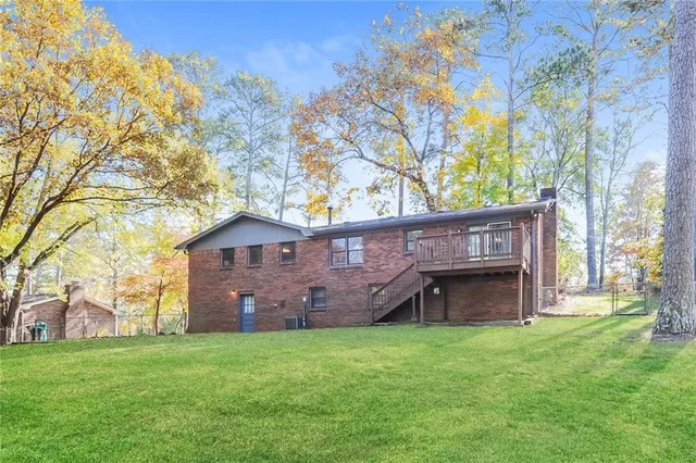 a view of a house with a yard