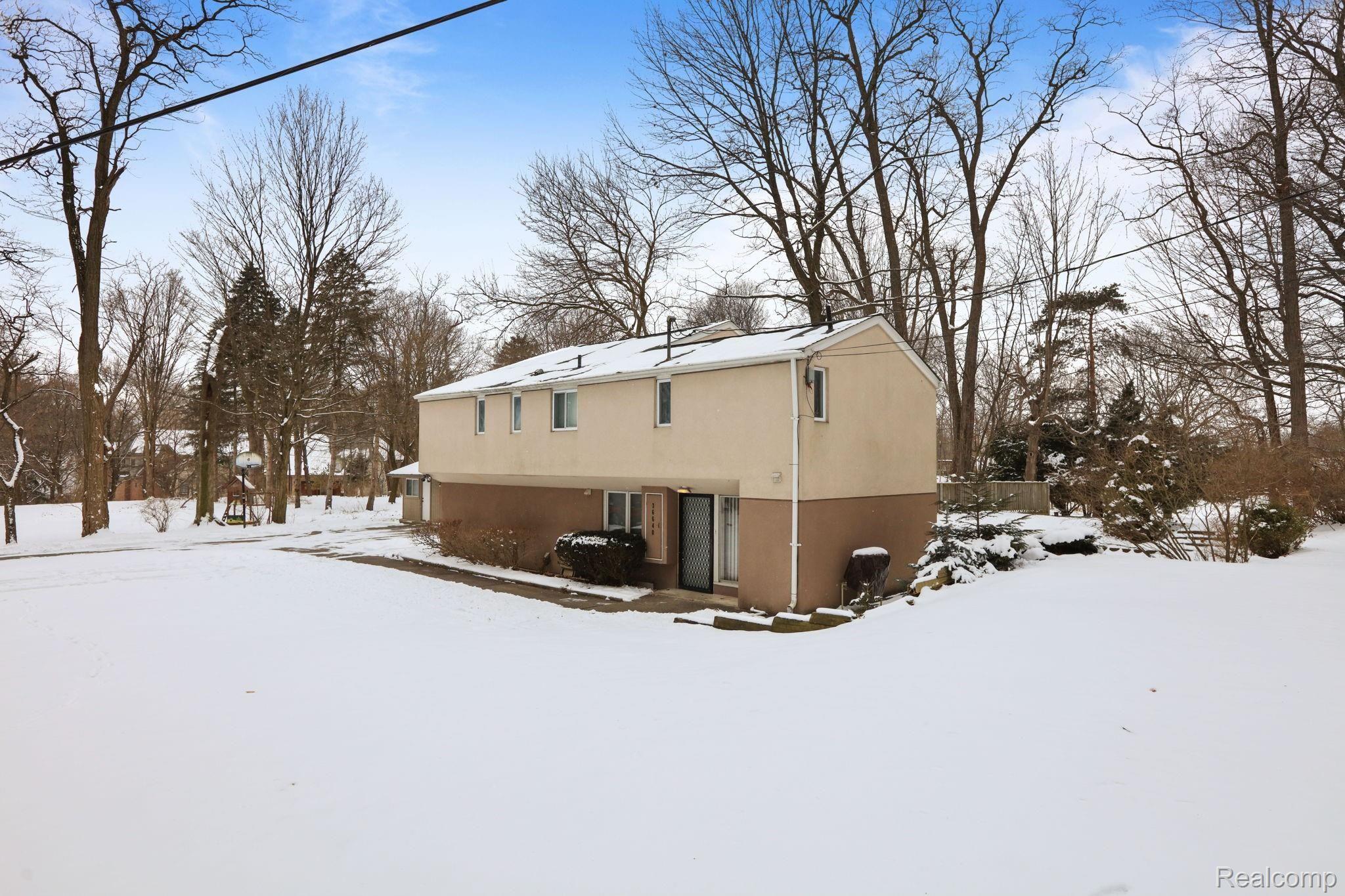 36640 Howard Road Farmington, MI 48331 - Photo 4 of 28 3-web-or-mls-36640 Howard Rd Farmington Hills - 03.jpg