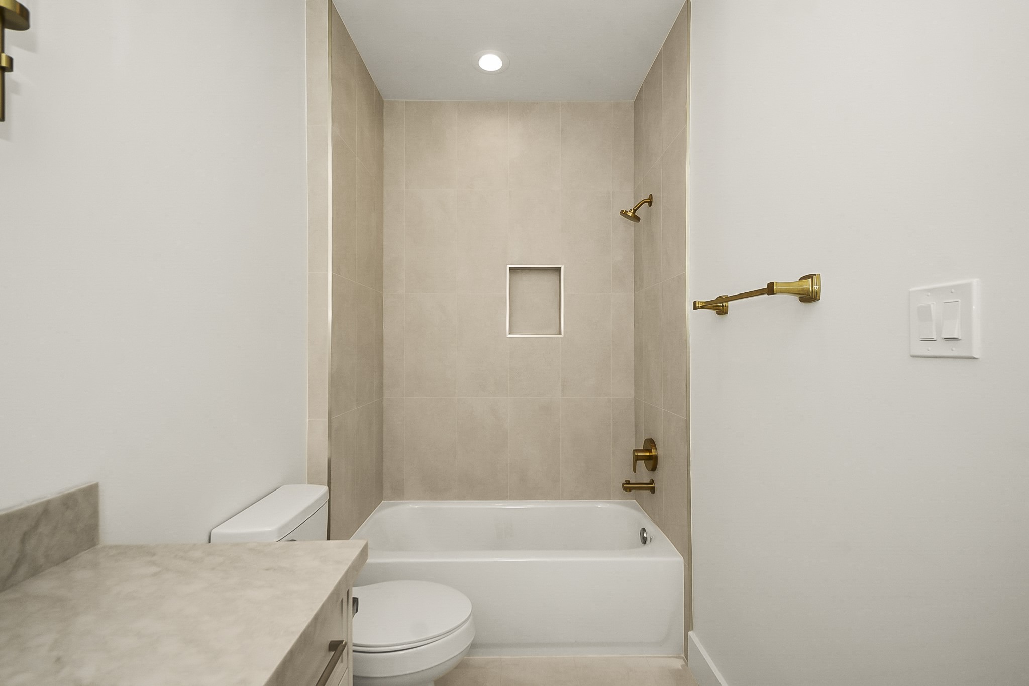 1109 Tabor Street Houston, TX 77009 - Photo 26 of 38 a bathroom with a toilet a sink and bathtub