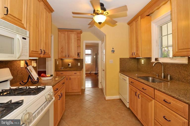 2503 Farm Road Alexandria, VA 22302 - Photo 2 of 25 Kitchen