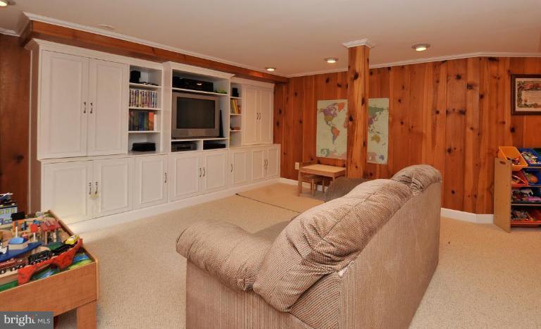 2503 Farm Road Alexandria, VA 22302 - Photo 16 of 25 Family Room