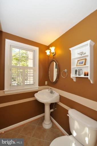 2503 Farm Road Alexandria, VA 22302 - Photo 5 of 25 Half Bath 1