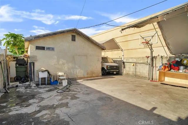 a view of a house with backyard