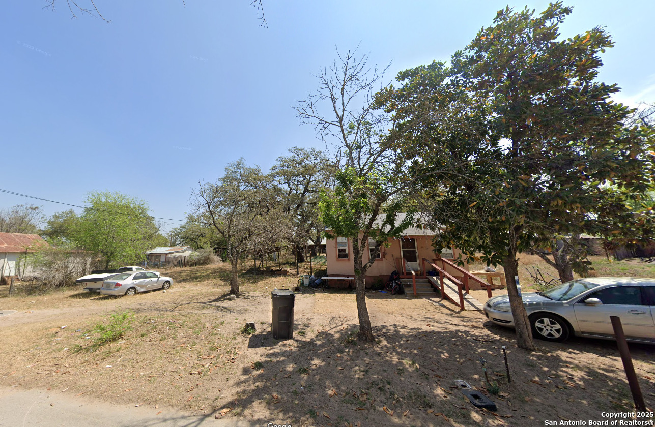 818 Flores Drive Devine, TX 78016 - Photo 3 of 4