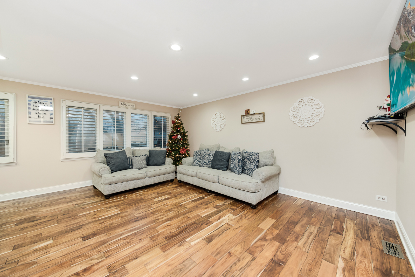 711 South Mt Prospect Road Des Plaines, IL 60016 - Photo 3 of 19 Gallery Image 3
