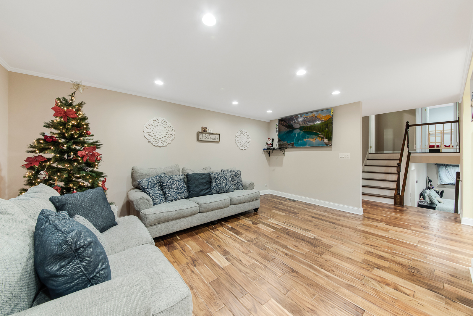711 South Mt Prospect Road Des Plaines, IL 60016 - Photo 4 of 19 Gallery Image 4
