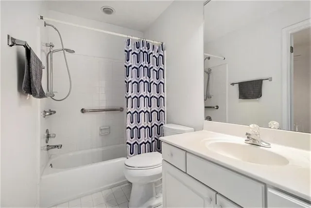 a view of a livingroom with furniture