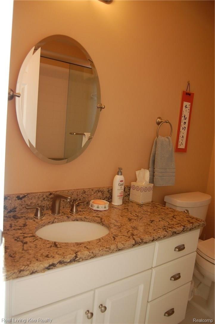 305 Taylor Avenue Rochester, MI 48307 - Photo 28 of 55 UPDATED MAIN BATH