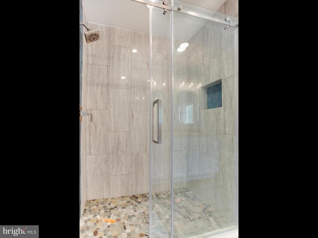 1501 Fullerton Road Edgewater, MD 21037 - Photo 25 of 59 Custom 5' shower