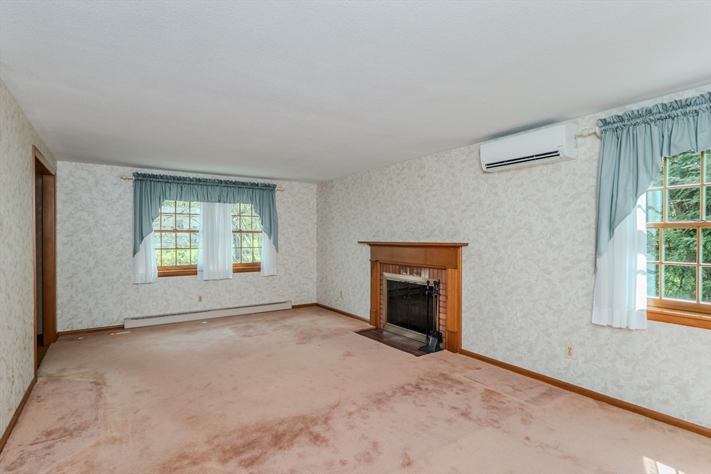 199 Glendale Road Amherst, MA 01002 - Photo 16 of 42 an empty room with windows