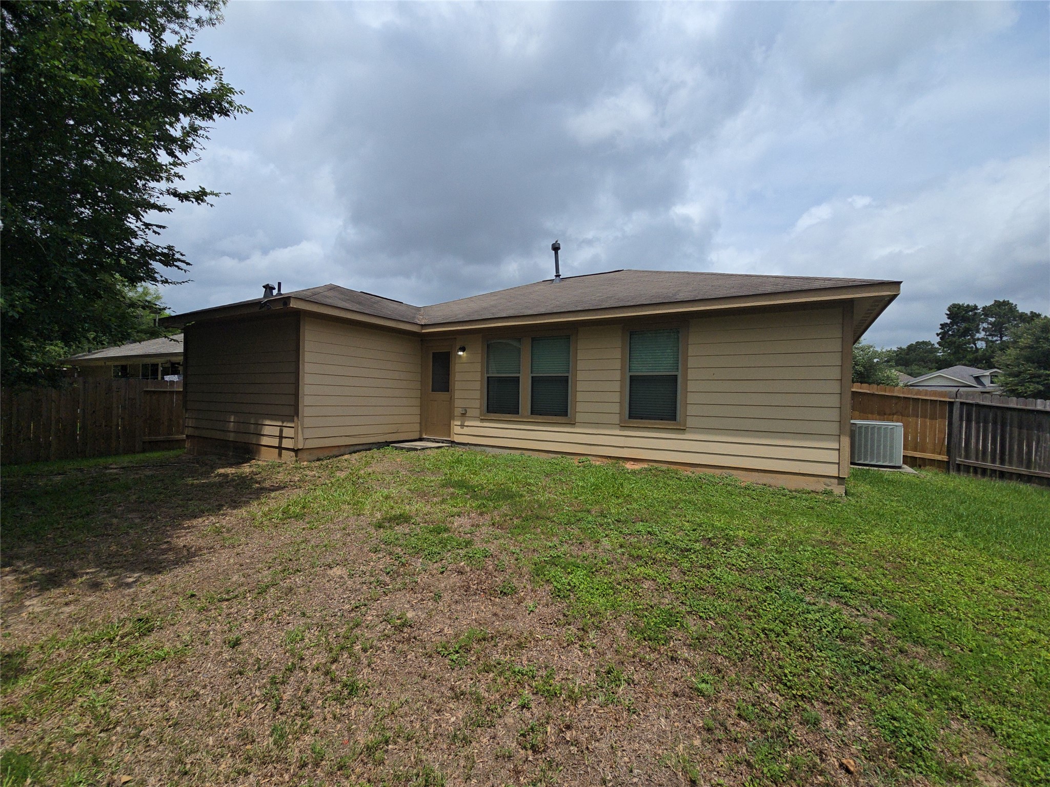 810 Lightningbug Lane Conroe, TX 77301 - Photo 24 of 27 a backyard of a house with lots of green space