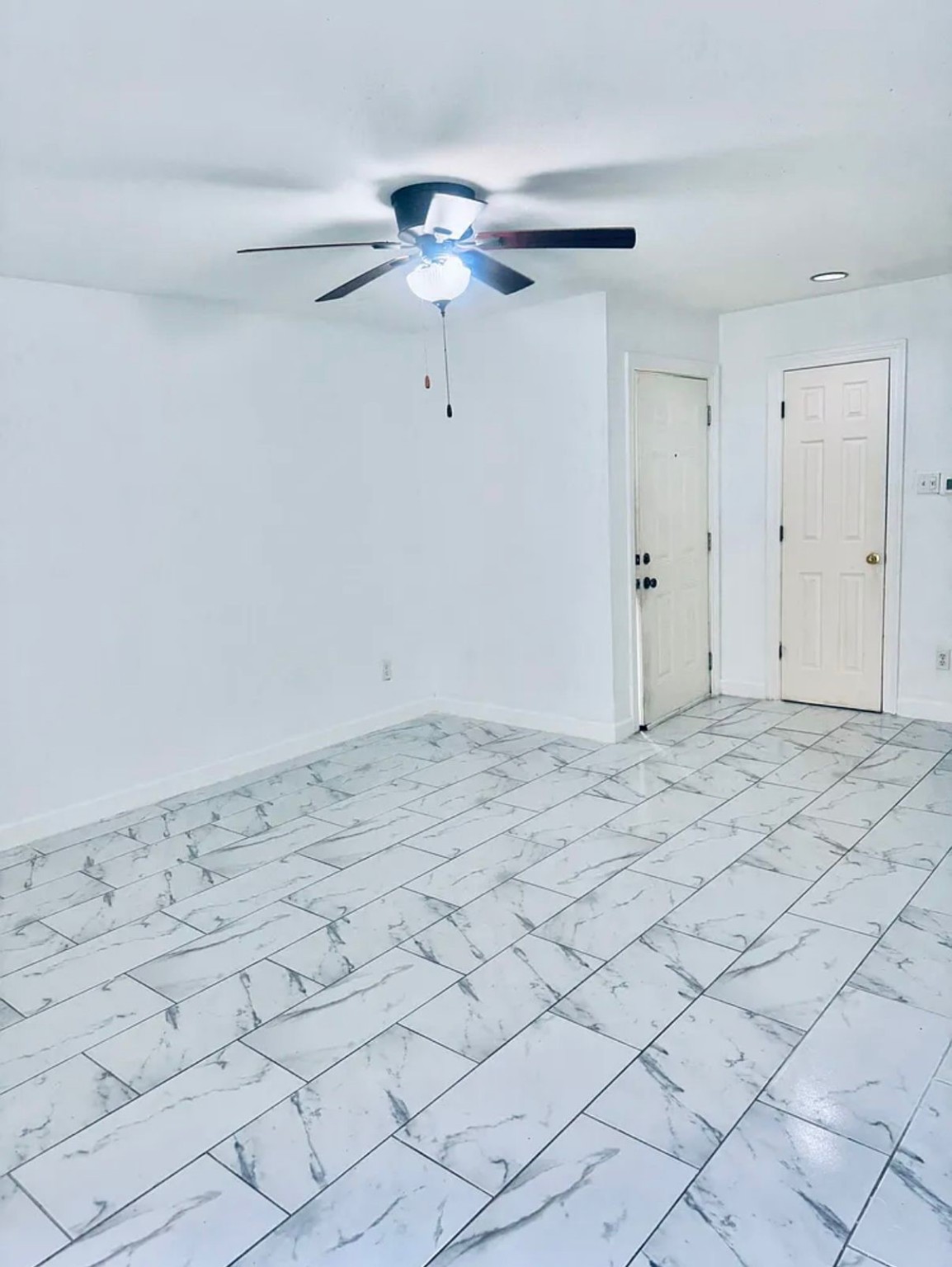 16111 Aspenglenn Drive, Unit 407 Houston, TX 77084 - Photo 13 of 15 a view of a room & utility room