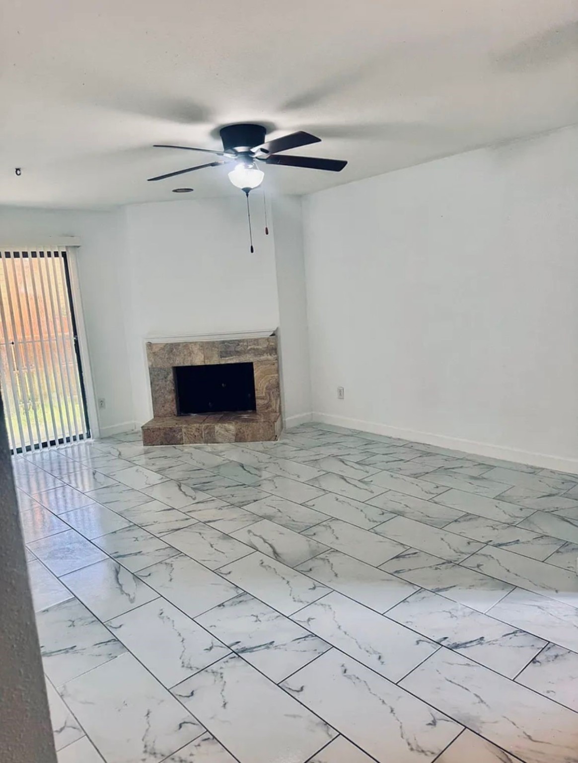 16111 Aspenglenn Drive, Unit 407 Houston, TX 77084 - Photo 7 of 15 a living room with furniture