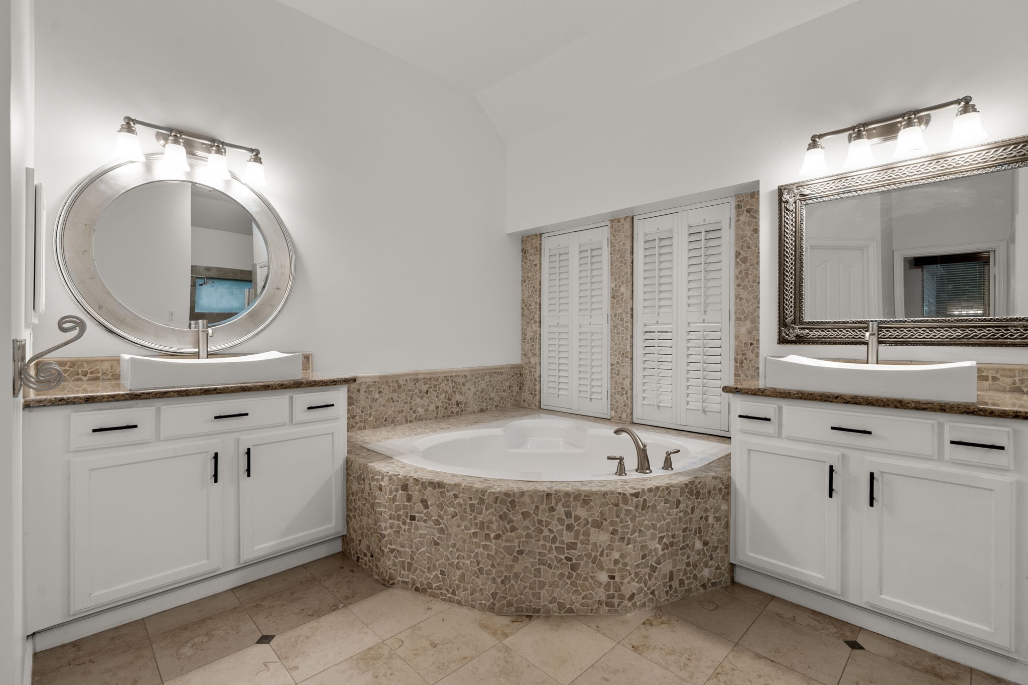13258 Overlook Court Conroe, TX 77302 - Photo 24 of 49 Dual sink and soaker tub in primary bathroom.