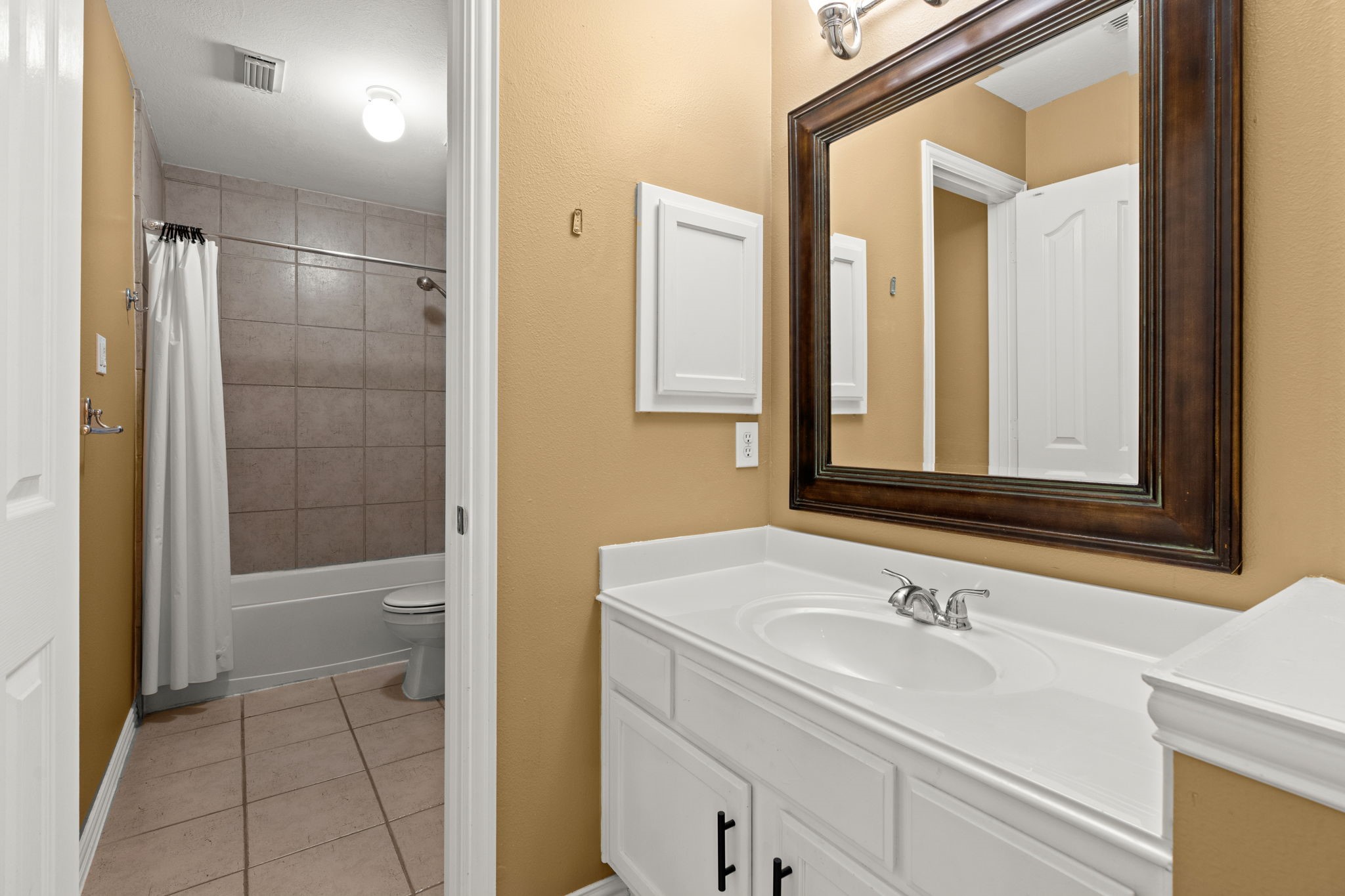 13258 Overlook Court Conroe, TX 77302 - Photo 39 of 49 Secondary bathroom.