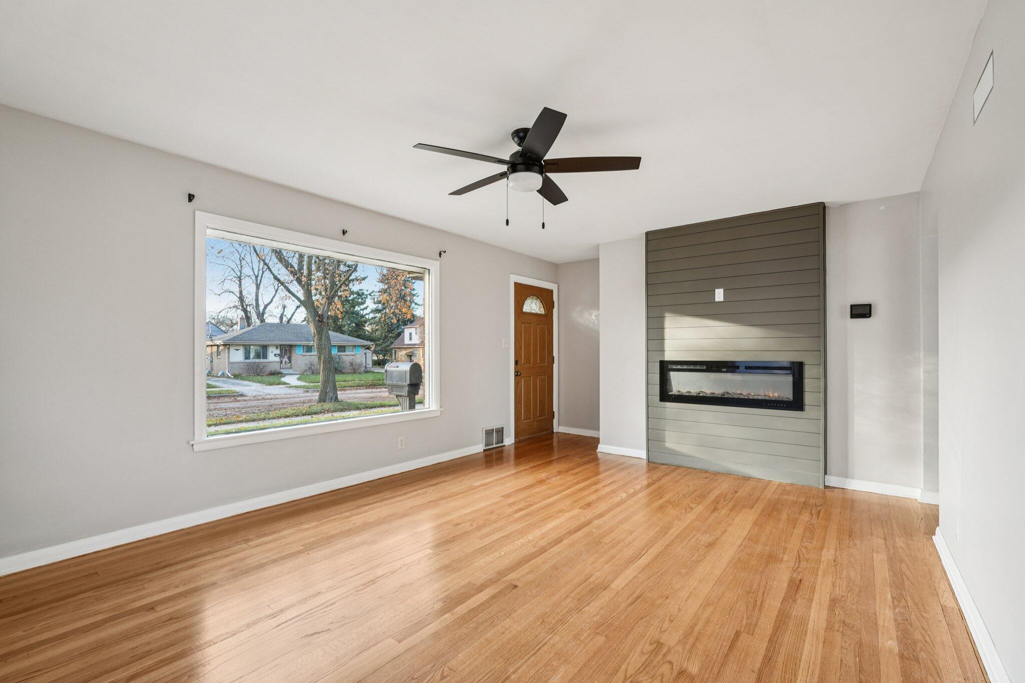 3372 South 71st Street Milwaukee, WI 53219 - Photo 3 of 27 LIVING ROOM