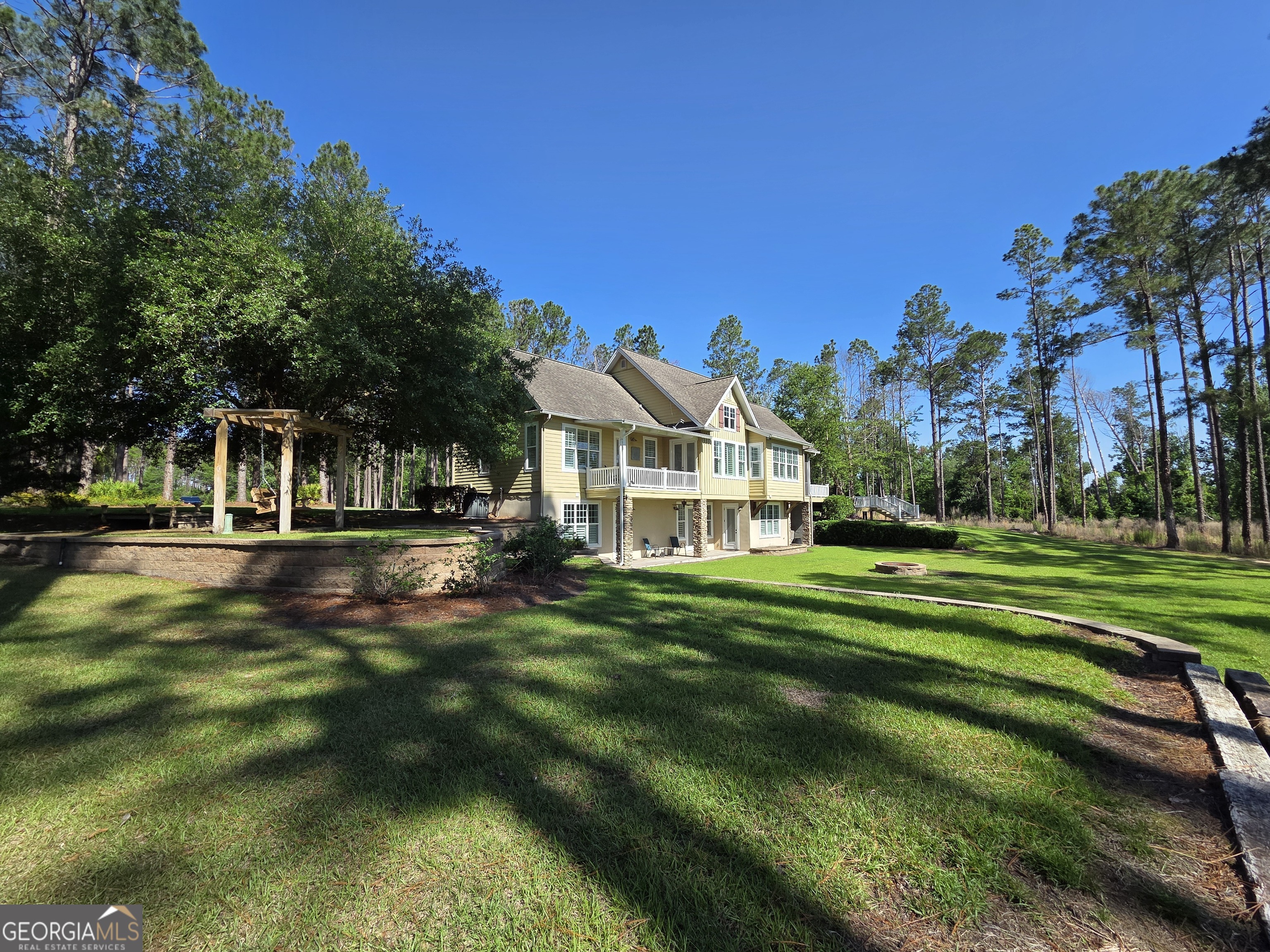 300 Hammond Powell Road Hazlehurst, GA 31539 - Photo 20 of 91 a front view of a house with a garden