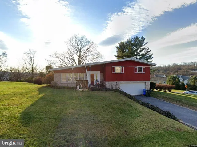 a view of a yard with a house
