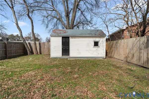 a view of a backyard