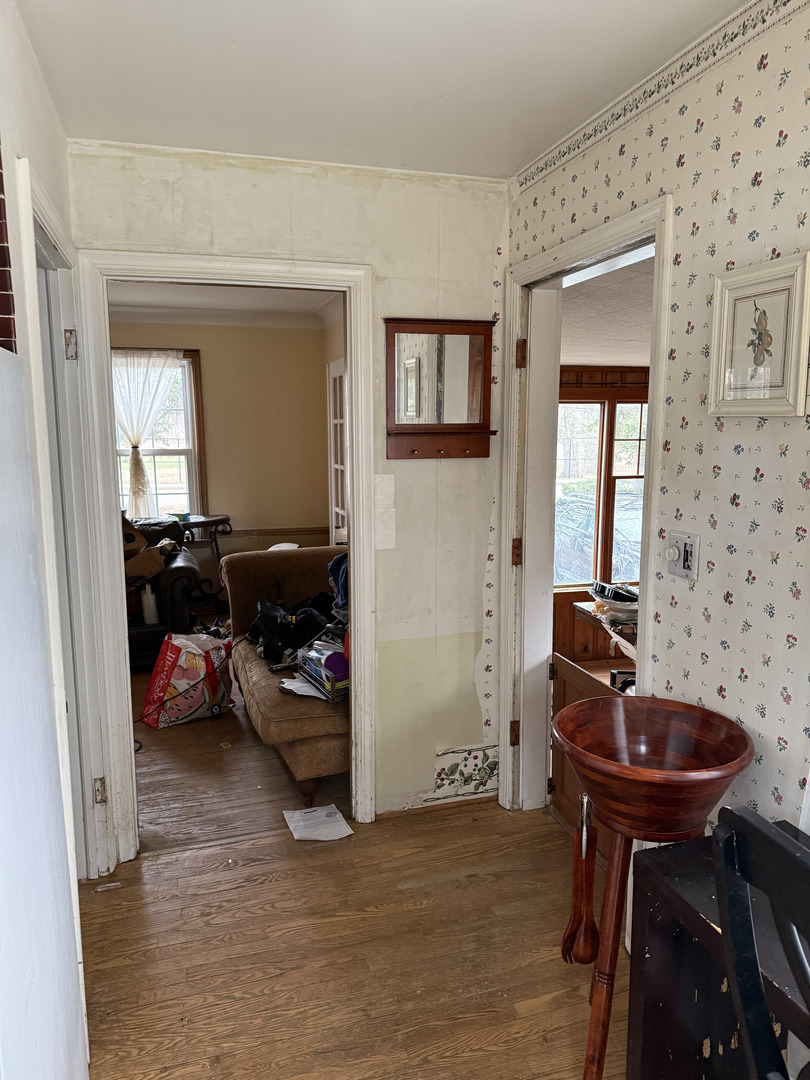 4N542 Church Road Bensenville, IL 60106 - Photo 5 of 6 a view of a livingroom with furniture